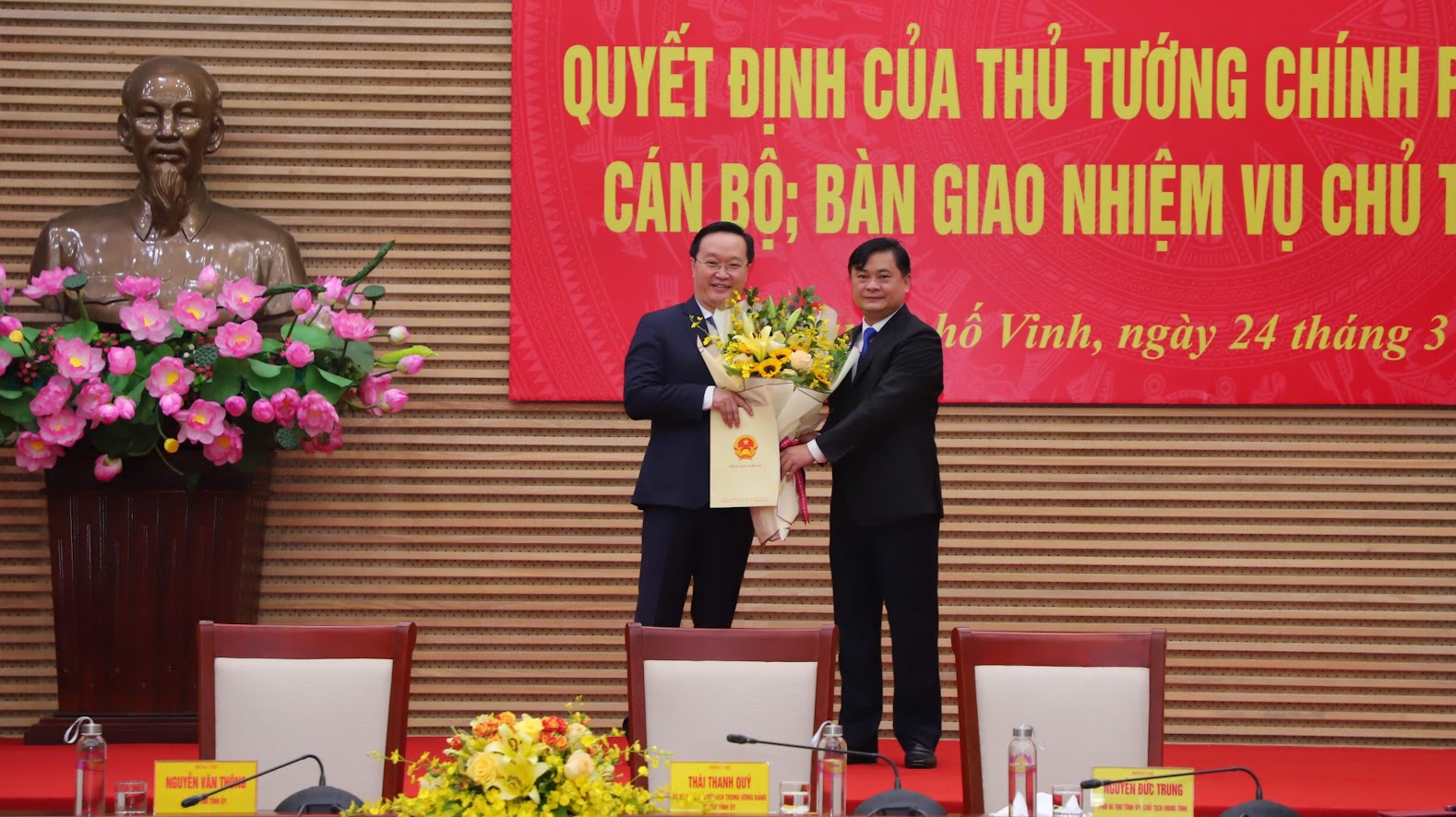 Đồng chí Thái Thanh Quý - Ủy viên Dự khuyết Trung ương Đảng, Bí thư Tỉnh ủy trao Quyết định phê chuẩn kết quả bầu Chủ tịch UBND tỉnh đối với đồng chí Nguyễn Đức Trung - Phó Bí thư Tỉnh ủy.