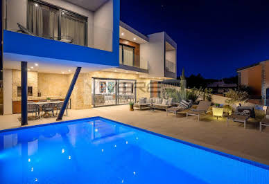 Villa with pool and terrace 8