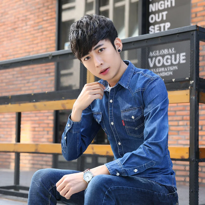 Yeni erkek kot gömlek, gündelik ve şık bir görünüm için ideal. Dayanıklı denim kumaş, günlük kullanım ve çeşitli kombinler için mükemmel.