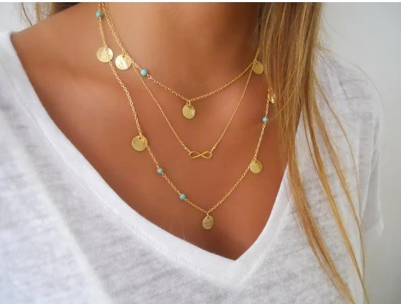 Collier simple et élégant avec feuilles turquoises rondes à plusieurs couches, parfait pour un look quotidien sophistiqué ou un cadeau unique.