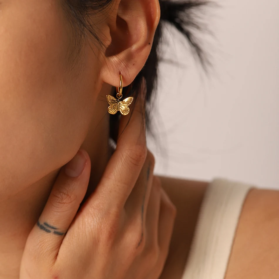 Boucles d'oreilles papillon pour femmes en métal inoxydable, élégantes et durables. Un accessoire parfait pour compléter votre style en toute occasion.