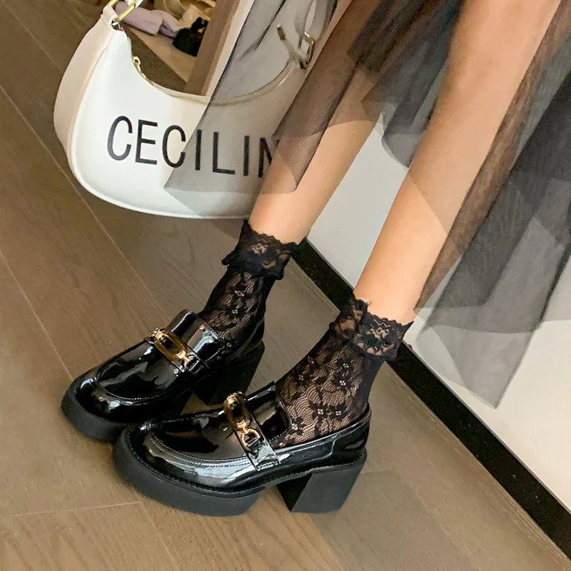 Chaussures Mary Jane à Talons Hauts Style Hepburn Bout Carré. Élégance Française pour Femmes. Confort et Style pour un Look Sophistiqué.