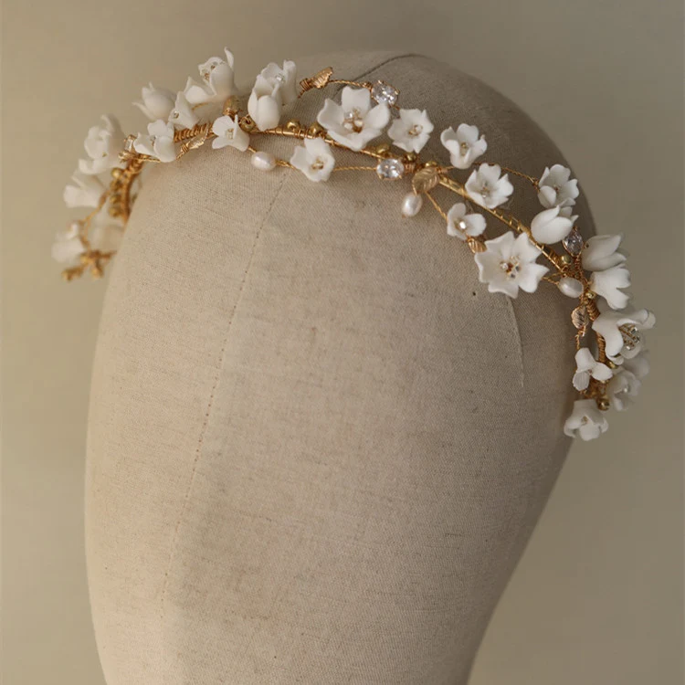 Diadema de novia con flores de cerámica, cerezo, perlas y diseño complejo. Elegante tocado para el cabello de novia.