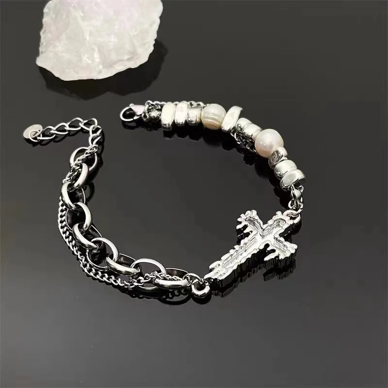 Bracelet en acier titane double couche et zircon noir. Pour hommes, durable, élégant et résistant à l'eau et à la corrosion. Confortable et stylé.