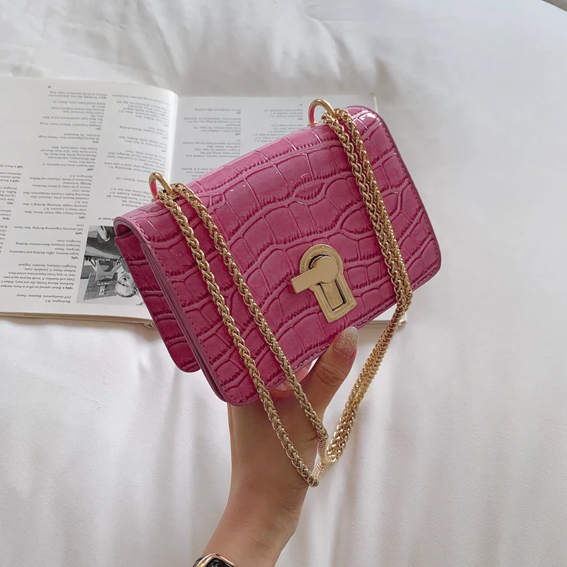 Sac bandoulière élégant et pratique, parfait pour un usage quotidien. Nombreux compartiments, bandoulière ajustable. Transportez vos essentiels avec style et confort.