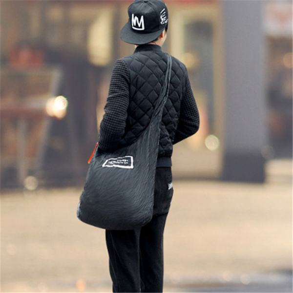 Sac de shopping pliable portable en forme de disque, pour des courses faciles et un rangement compact, toujours prêt.