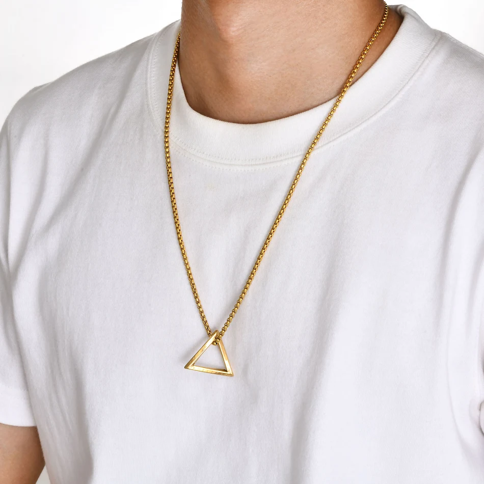 Collier pendentif triangle en acier inoxydable pour femme, accessoire de mode élégant et intemporel, idéal pour un look quotidien sophistiqué.