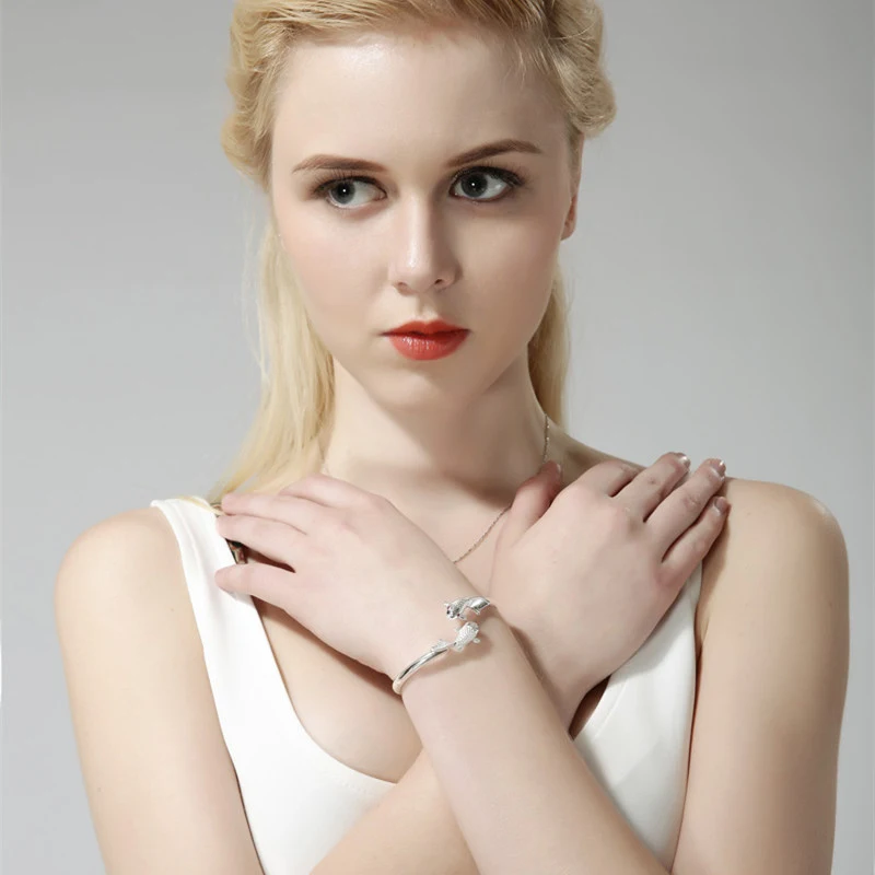 Handgemaakte zilveren dames armband met vismotief, stijlvol en duurzaam. Een perfect cadeau voor elke vrouw die van sieraden houdt.