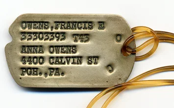 Photo : Plaque d'identité de francis Owens rescapé de la forteresse volante tombée au val de Vée( même jour même heure ) 
A compagné de plusieurs autres évadés Francis Owens décédera lors de sa tentave d'évasion Mort de froid  il succomba avec deux autres aviateurs en pleine tmpête de neige lors de la de la traversée des Pyrenées en A ndorre