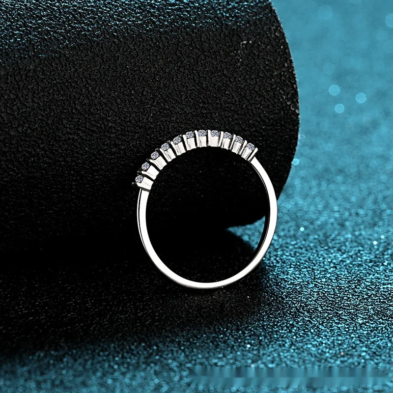 Anel empilhável de prata S925 com 16 pontos de moissanita, perfeito para criar looks sofisticados e adicionar brilho.