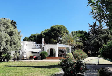 Villa avec piscine et terrasse 2