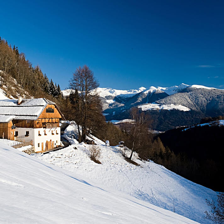 San Lorenzo Mountain Lodge wintertime night