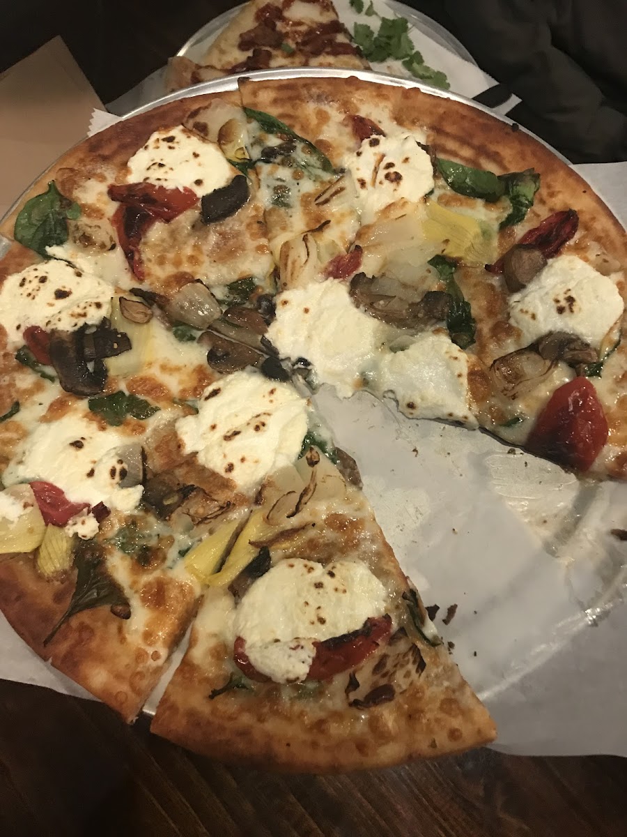 I have CD and ordered the GF white Florentine pizza with added mushroom and sweet onions. It was delicious! Then crust was thin and crispy. I didn’t get sick. Will definitely be go back.