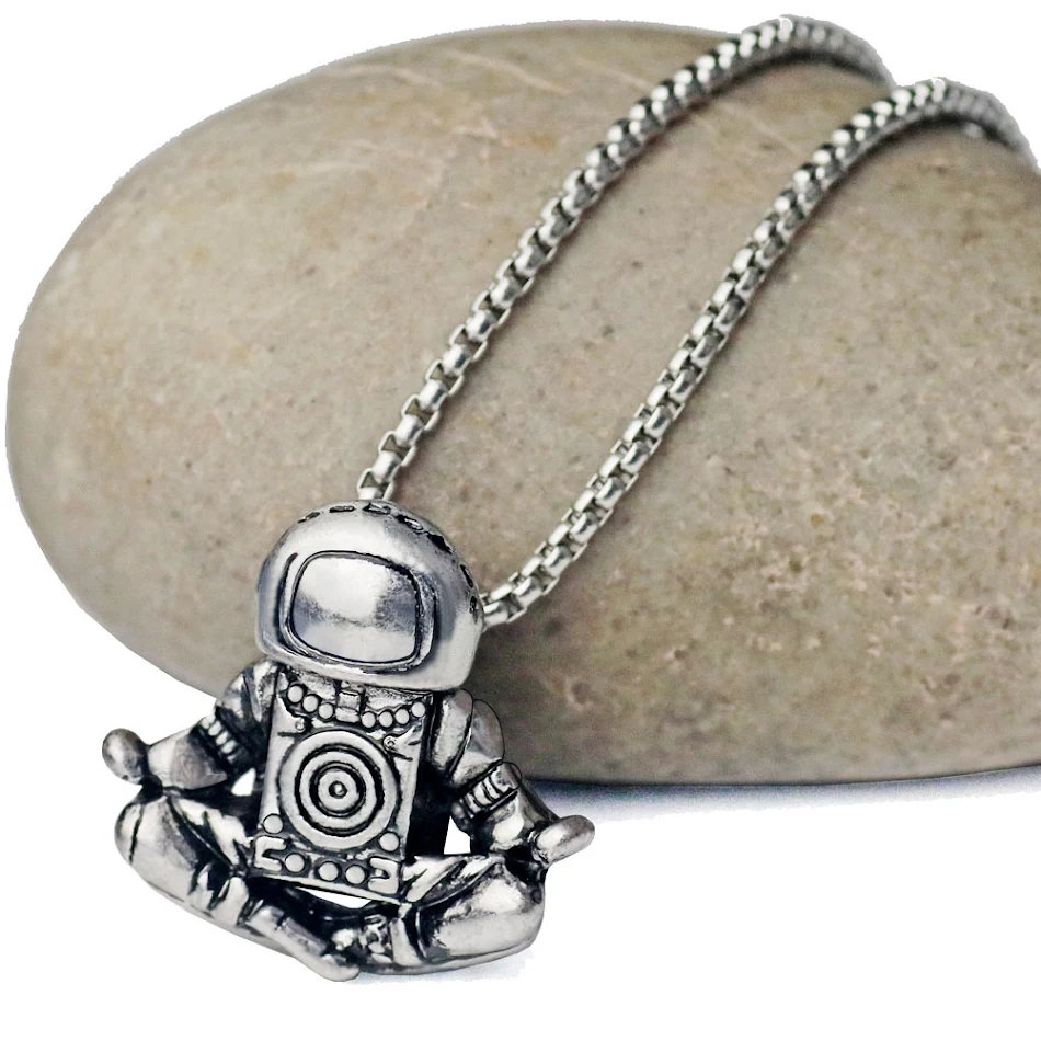 Collana con pendente astronauta vintage. Regalo perfetto per amanti dello spazio. Un accessorio unico ed elegante per un look stellare.