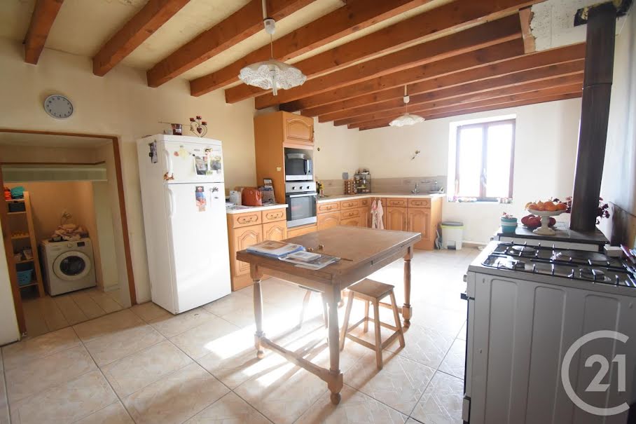 Vente ferme 3 pièces 138.6 m² à Creuzier-le-Neuf (03300), 250 000 €