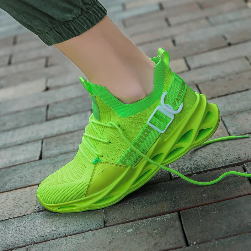 Baskets décontractées en mesh tissé volant. Chaussures respirantes et légères pour homme et femme, idéales pour un usage quotidien.