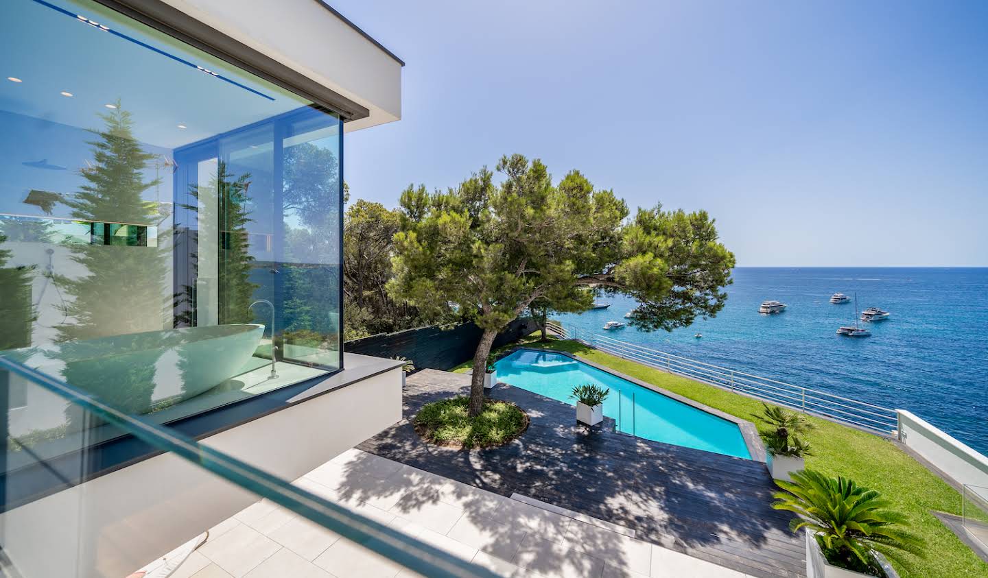 Maison contemporaine avec piscine en bord de mer Bendinat