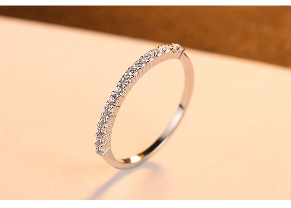 Ensemble de bagues combinées en zircon incrusté simple. Élégance discrète pour toutes les occasions. Un bijou parfait pour un usage quotidien ou spécial.