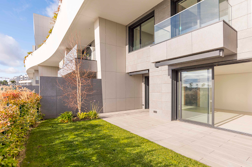 Modern garden and terrace with curved building in this luxury apartment for rent in Municipality of Pozuelo de Alarcón ($8,569 - 210 m²)