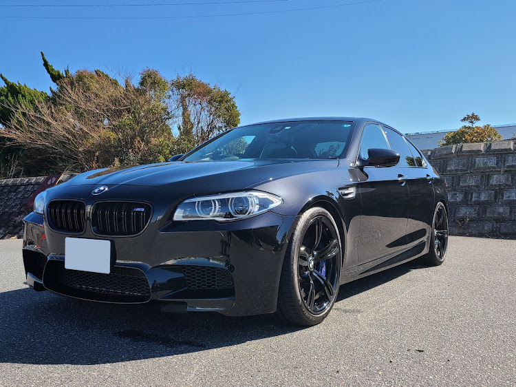 M5の洗車・青空と愛車・BMW F10 M5・M5・BMWに関するカスタム事例の投稿画像4枚目