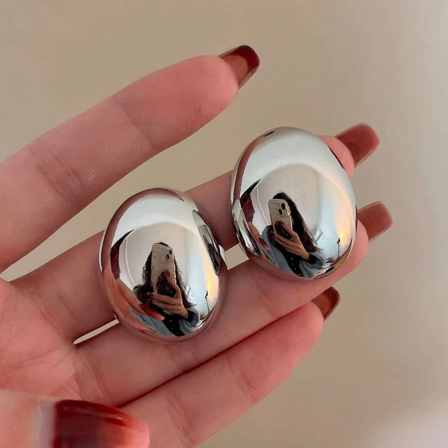 Gouden grote oorbellen dames Driedimensionaal speciaal interesse ontwerp Unieke sieraden voor de moderne vrouw