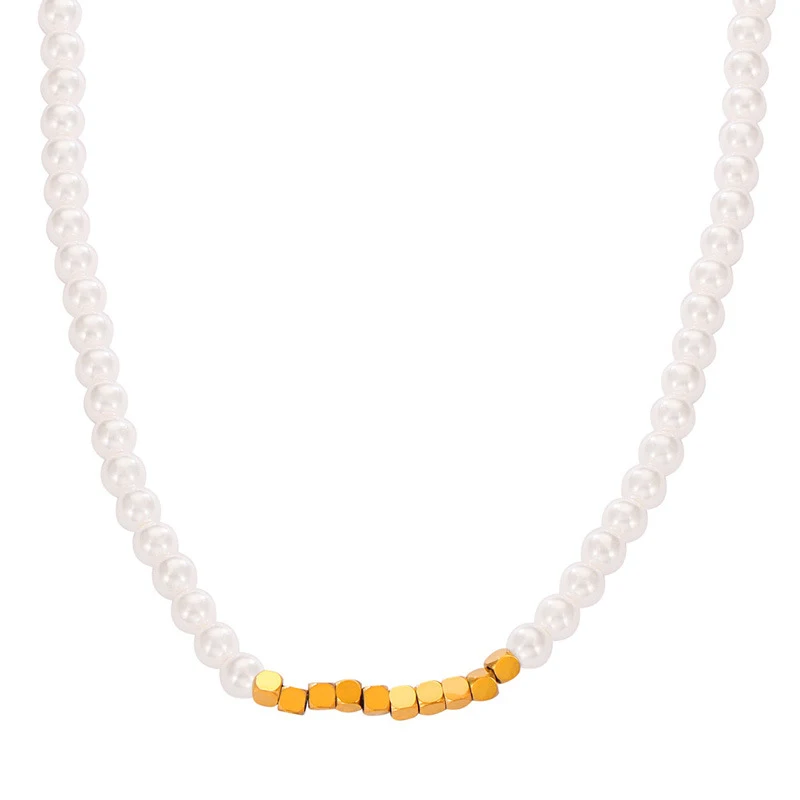 Collier en acier titane style rétro luxe léger, accessoire idéal pour un look élégant et raffiné. Un bijou parfait pour sublimer votre style et briller.