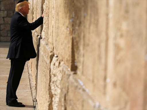 US President Donald Trump places a note in the stones of the Western Wall, Judaism's holiest prayer site, in Jerusalem's Old City May 22, 2017. /REUTERS