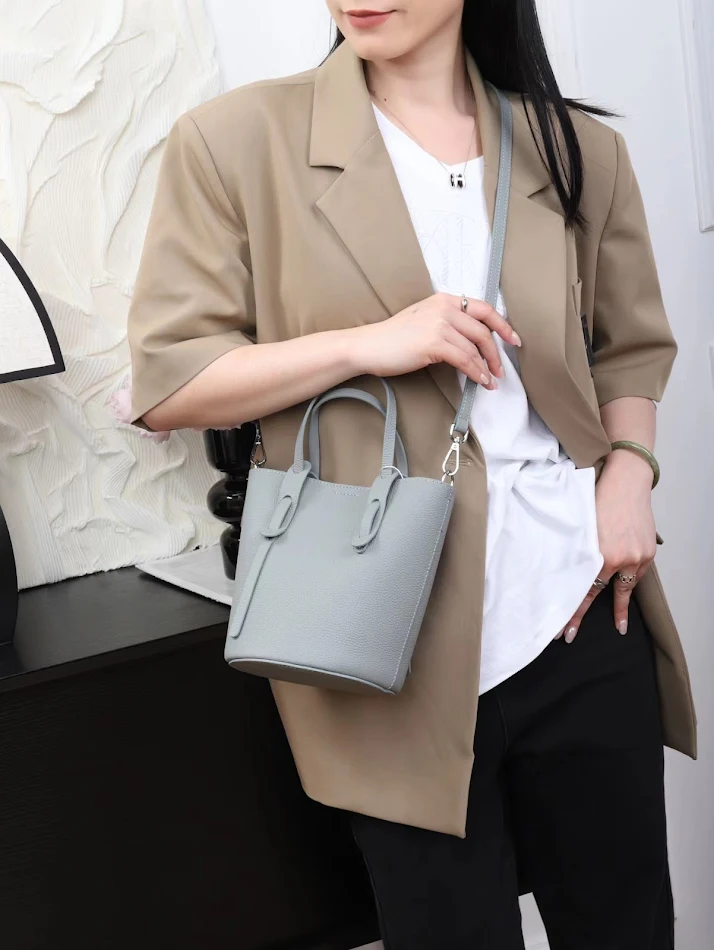 Bolsa feminina de moda em couro bovino de primeira camada, elegante e durável, perfeita para uso diário e ocasiões especiais, versátil e espaçosa.