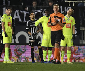 Daar gaan we weer... Héél bizarre ingreep van de VAR tijdens Charleroi - Gent, bankzitters gaan doodleuk mee kijkje nemen