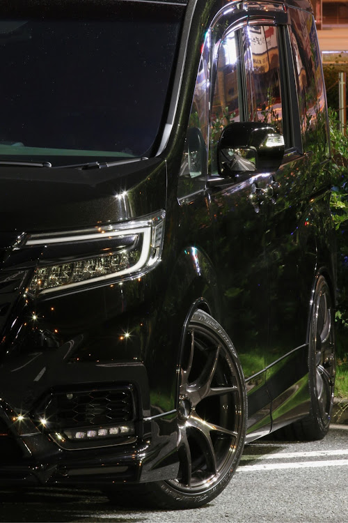 ステップワゴンスパーダの同車種色違いに関するカスタム事例の投稿画像1枚目