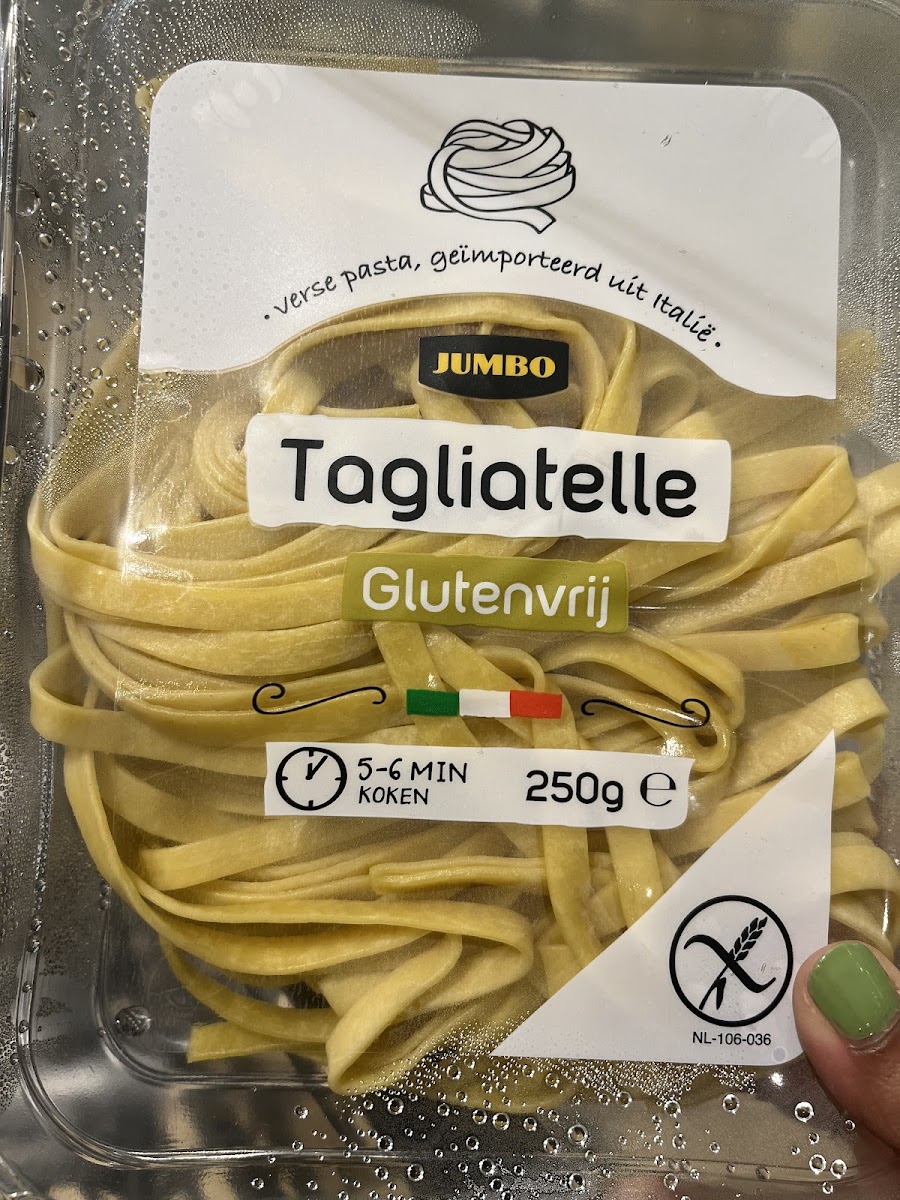 🇬🇧Fresh gluten free pasta (tagliatelle). 🇳🇱 Verse tagliatelle glutenvrije pasta in de koeling bij andere verse pasta's