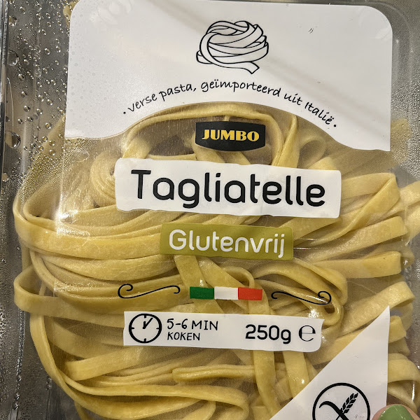 🇬🇧Fresh gluten free pasta (tagliatelle). 🇳🇱 Verse tagliatelle glutenvrije pasta in de koeling bij andere verse pasta's