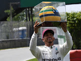 VIDEO: Geëmotioneerde Lewis Hamilton sprakeloos na cadeautje van familie Ayrton Senna