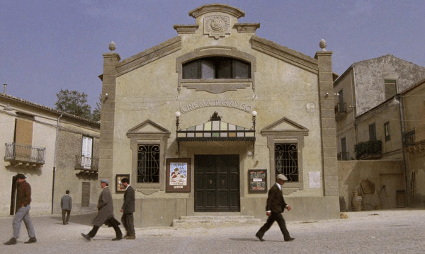 Hombre caminando al lado de un edificio</p>
<p>Descripción generada automáticamente