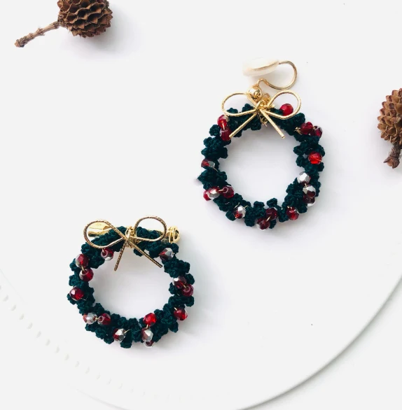 DIY Micro Haakpakket Kerstkrans, Oorbellen, Broches en meer. Maak unieke thematische decoraties zelf.