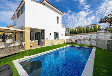 Maison avec piscine et jardin 4