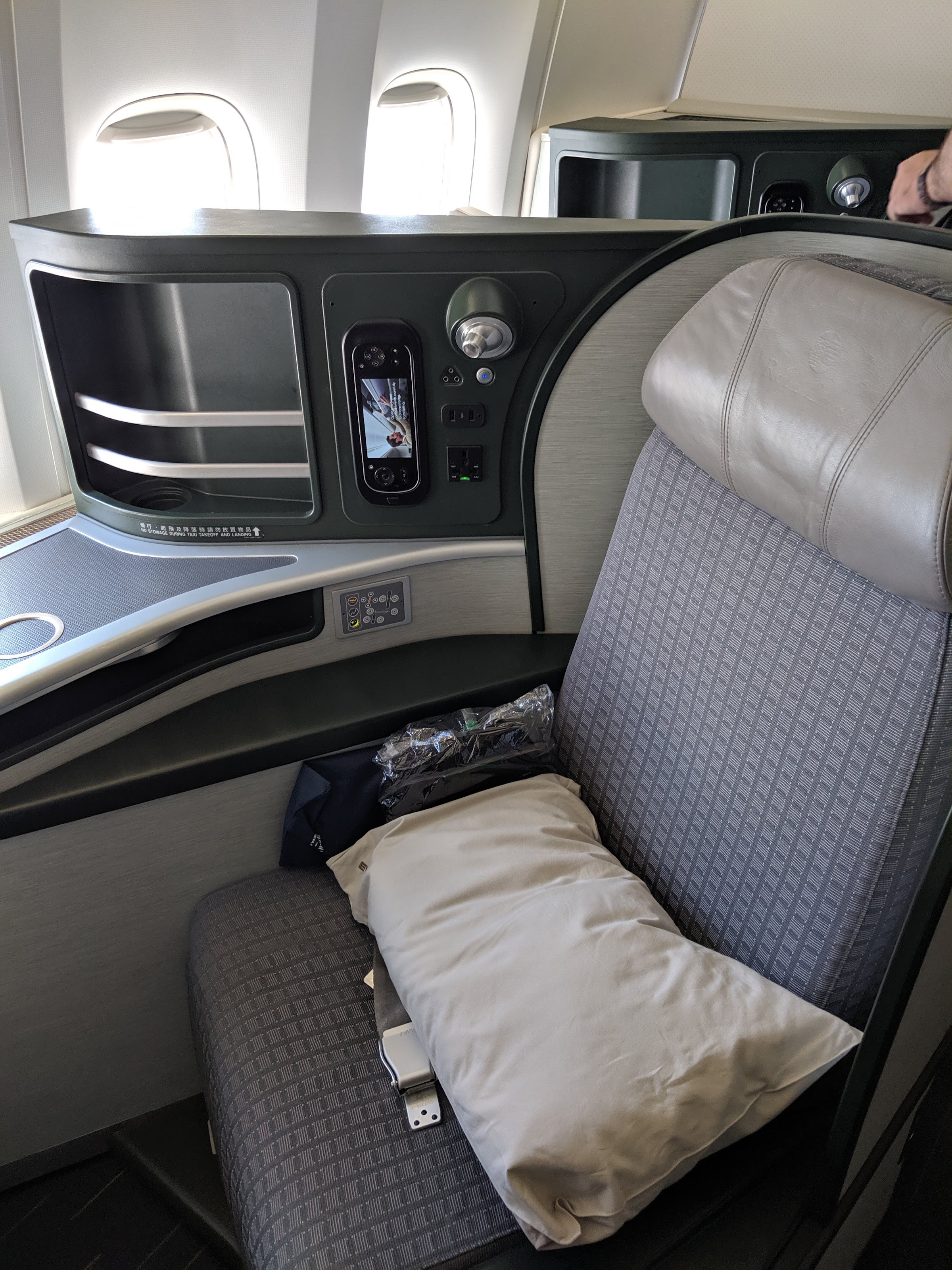 Airline Review: EVA Airways – Business Class (Boeing 777-300 with Lie ...