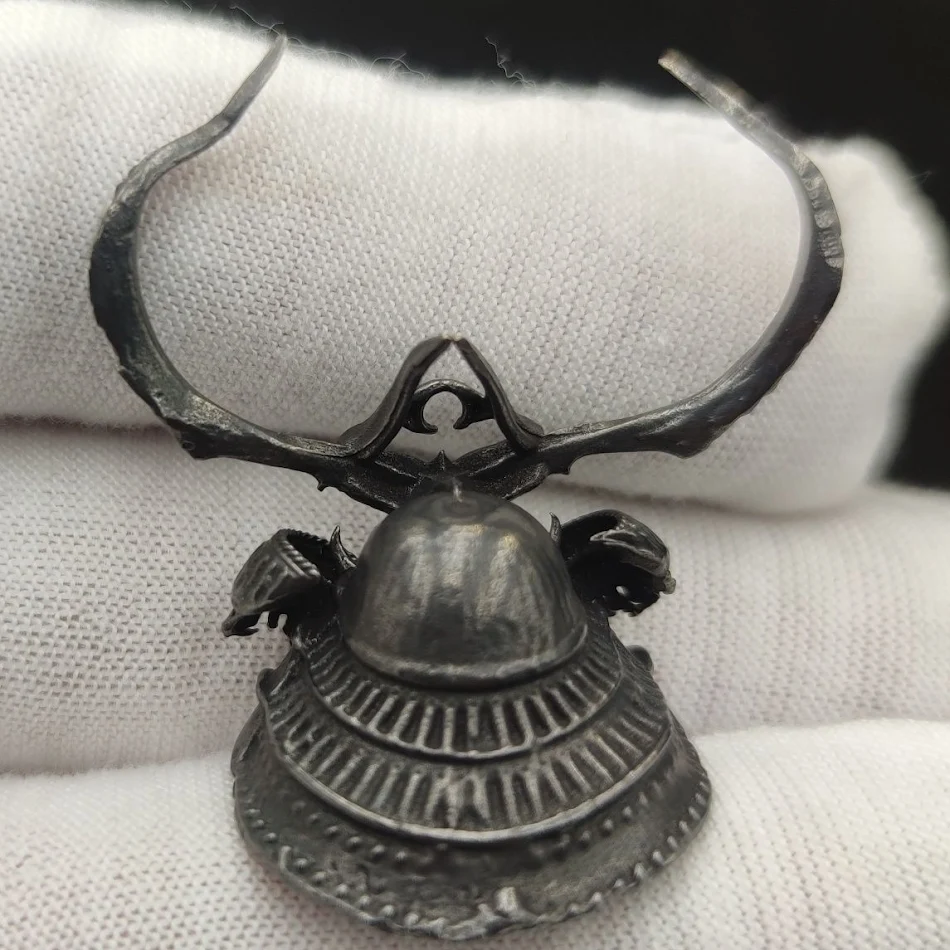 Porte-clés pendentif Casque de Samurai, accessoire pour clés. Design robuste et unique, cadeau idéal et symbole de protection, ajoutez une touche personnelle.