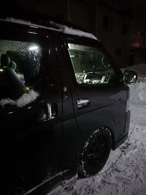 ハイエースバンの悪路はツラいよ(;-Д-)・お腹スリスリ(´Д`|||)・雪❄️要らねぇ〰️よぉ〰️o(T△T=T△T)o・冬は嫌いだあぁ〰️(`へ´*)ノ・寒すぎて縮み上がってます('ε'*)に関するカスタム事例の投稿画像2枚目