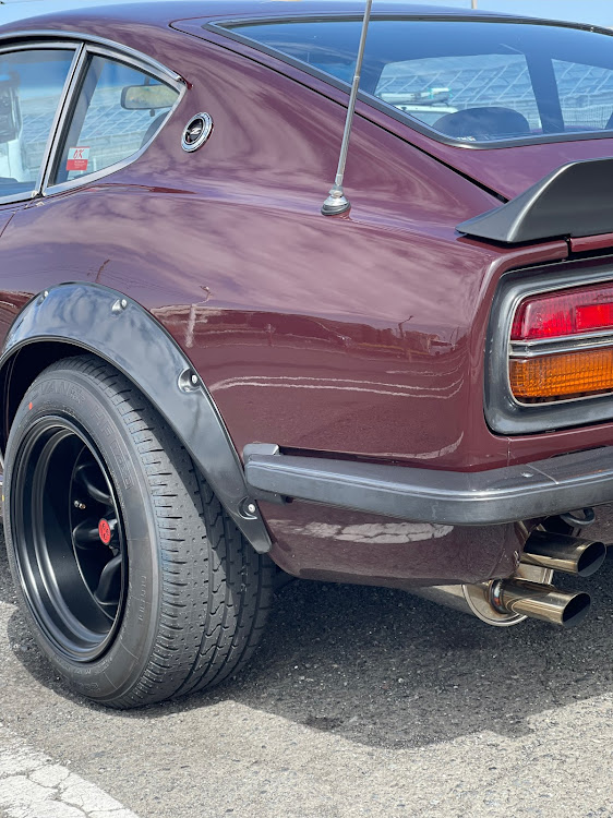 フェアレディZの縦デュアルマフラー・240ZG・70's・マフラー出口を見てみたいに関するカスタム事例の投稿画像2枚目