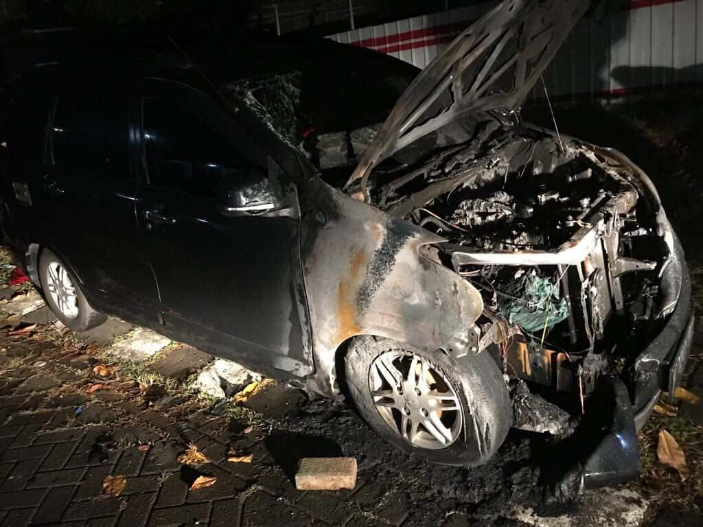 Foto mobil Neno Warisman usai terbakar