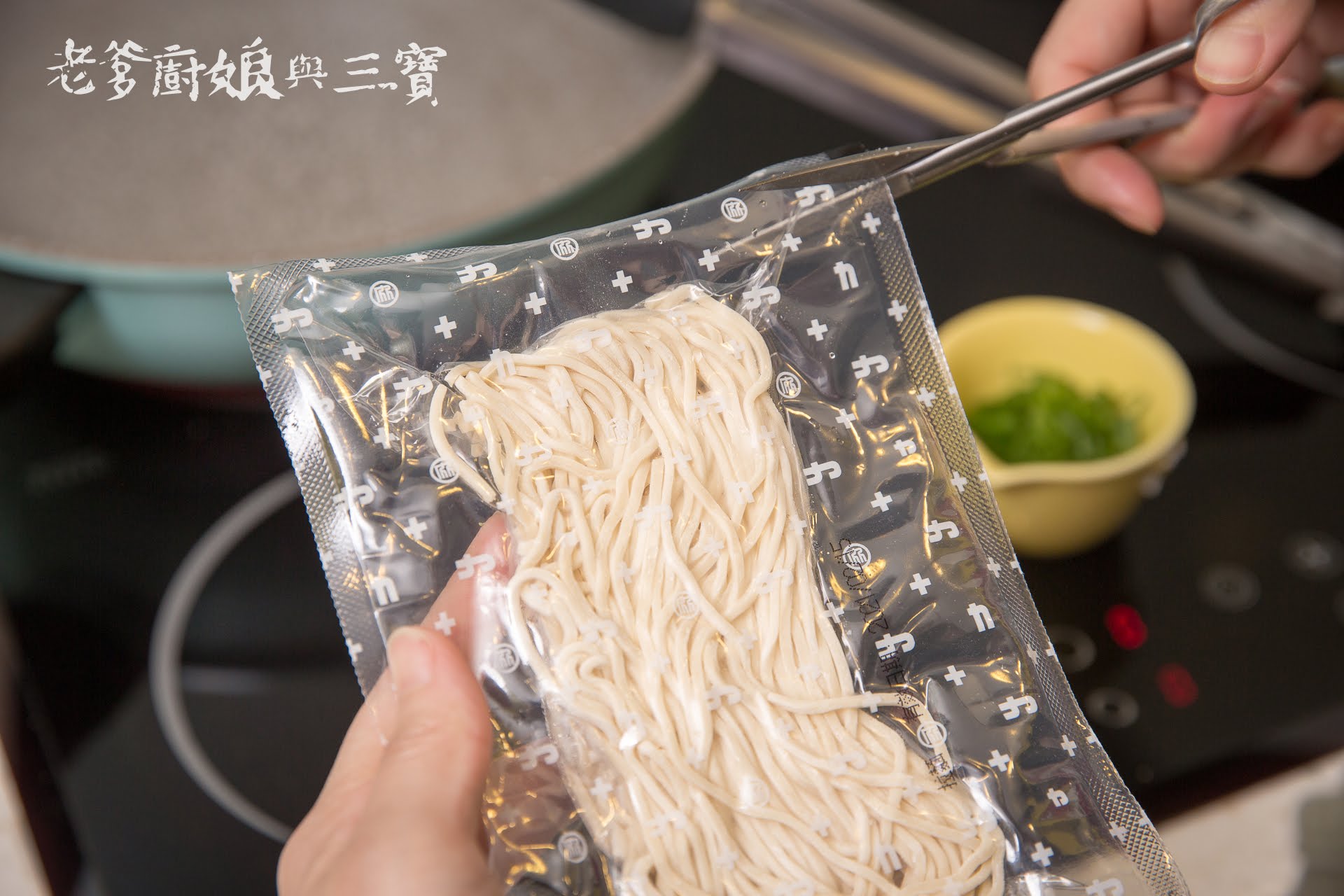 老協珍川味牛肉麵...黃金筋肉比例、滾刀塊切法肉豪氣的星級方便料理