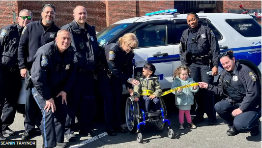 The officers showed Oisín and his sister, Naoise, a Boston police cruiser and posed for photos