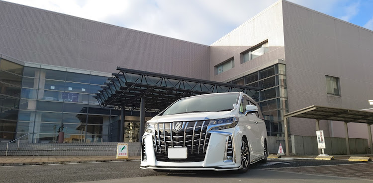 アルファードのアルヴェル好きと繋がりたい・ガソリン価格高騰・何気に撮影・低そうで低くない少し低い車に関するカスタム事例の投稿画像2枚目
