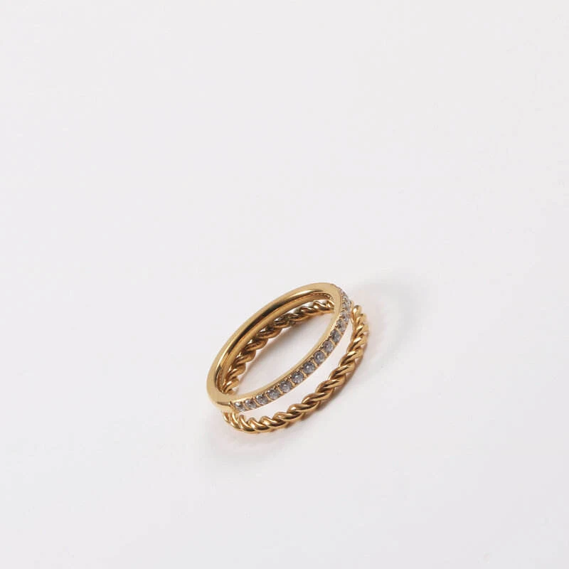 Bague en Zircon avec Torsades de Pâte Frite Double Couche Un bijou original pour un style unique et élégant. Rehaussez votre look avec ce bijou exceptionnel.