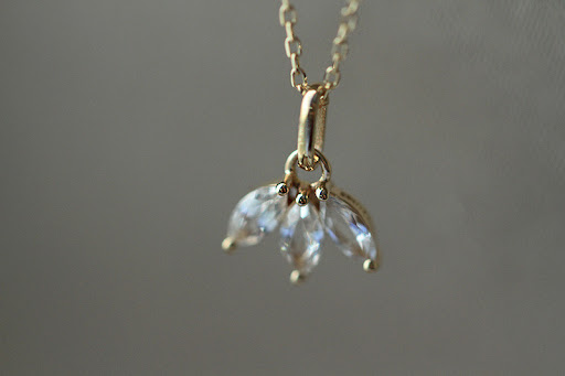 Title 5, Collier pendentif clavicule, un accessoire de m...