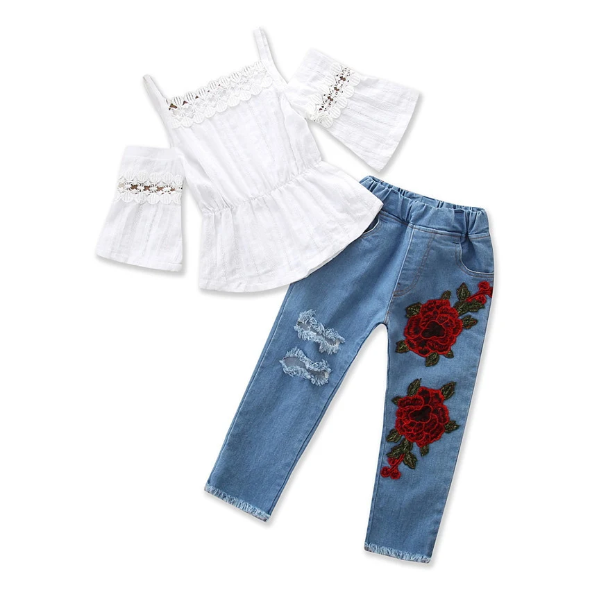 Ensemble d'été pour filles, chemise à bretelles et jean brodé. Confort et fraîcheur garantis pour l'été. Parfait pour les journées chaudes et ensoleillées.