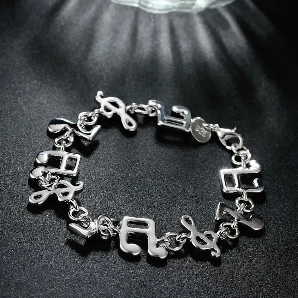 Populaire creatieve zilveren muzieknoot armband, een prachtig en nieuw sieraad. Ideaal cadeau voor muziekliefhebbers. Een unieke accessoire.