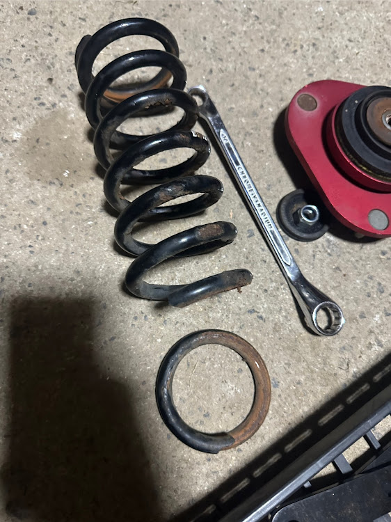 ハリアーの車高調ご臨終・DIY・お受験準備・バネ折れた・バネ交換に関するカスタム事例の投稿画像4枚目