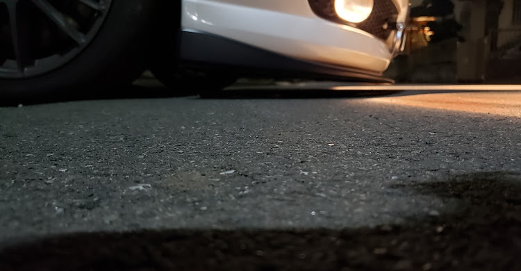 レガシィB4のレガシィB4 bl5・真横・地べた撮り・車高調取付・擦りそうに関するカスタム事例の投稿画像4枚目